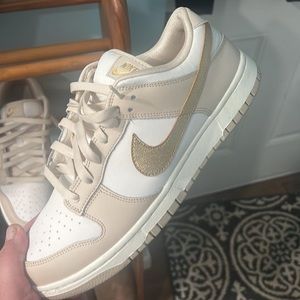 Nike dunk lows phantom metallic gold